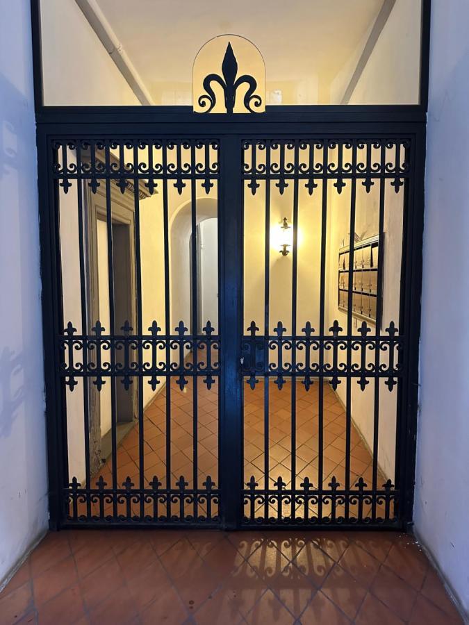 Elegante Appartamento Borgo San Jacopo Florence Luaran gambar